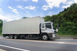 中古大型トラックの相場はいくら？ボディやメーカー別の価格事情と購入後にかかるコストを解説